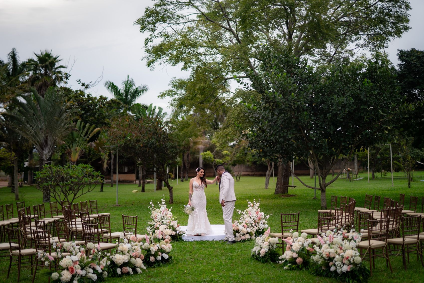 Noivos no altar de uma cerimônia no jardim arborizado